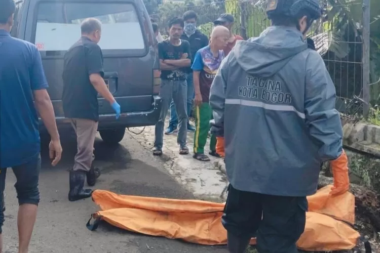 Proses evakuasi jasad pria yang mengambang di Sungai Cisadane, Bogor. 