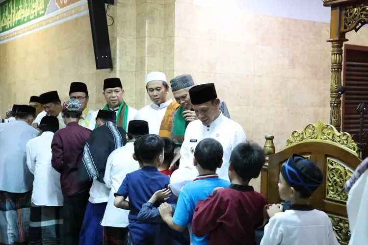 Wakil Bupati Bogor Jaro Ade saat&nbsp;Tarawih Keliling di Masjid Ar Rozaq, Kecamatan Cileungsi, Kabupaten Bogor, Rabu, 12 Maret 2025 malam. (Diskominfo)
