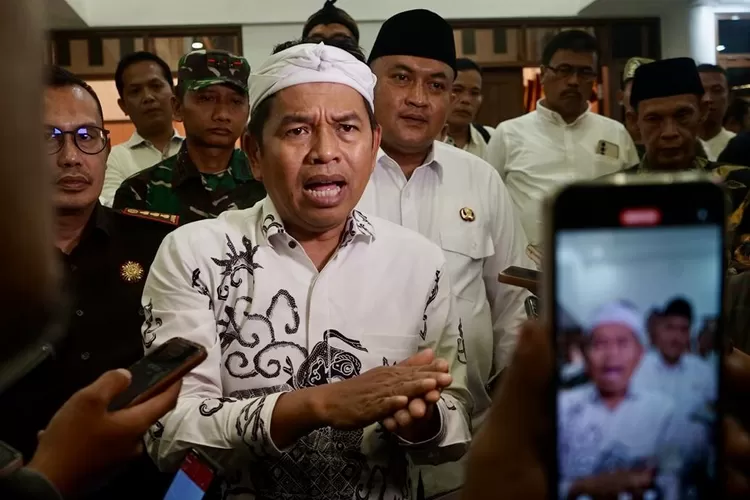 Gubernur Jabar Dedi Mulyadi usai rapat koordinasi dengan kepala daerah se-Jabar di Pendopo Bupati Bogor, Kamis, 13 Maret 2025. (Arifin - Metropolitan)