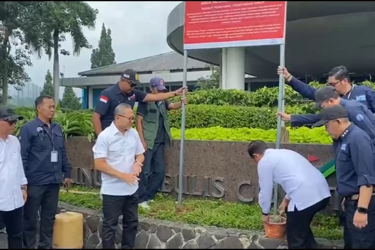 Menteri LH/Kepala BPLH Hanif Faisol Nurofiq bersama Menko Bidang Pangan Zulkifli Hasan melakukan penyegelan di Gunung Geulis Golf, Kabupaten Bogor, Kamis, 13 Maret 2025. (Fahriza)