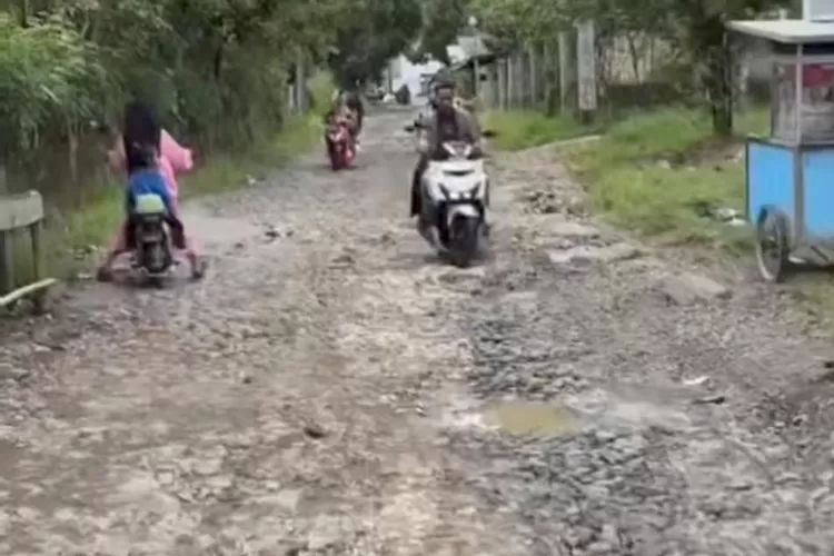 Kondisi Jalan Lio Jambu - Gobang yang menghubungkan Kecamatan Leuwisadeng dengan Kecamatan Rumpin, Kabupaten Bogor. (Ist)