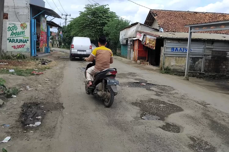 kondisi jalan rusak di Jalan Cibentang, Desa Kuripan, Kecamatan Ciseeng, Kabupaten Bogor, Kamis, 13 Maret 2025. (Mulya Diva)