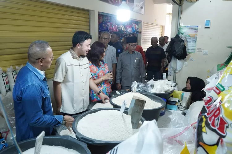 Komisi II DPRD Kota Bogor menyambangi Pasar Jambu Dua untuk mengecek harga komoditas pangan saat Ramadan (DPRD Kota Bogor)