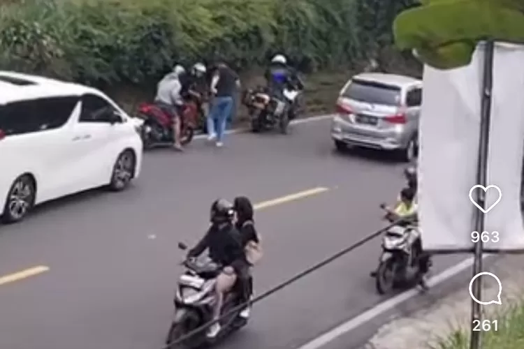 Tangkapan layar insiden patwal dengan pemotor di Puncak Bogor. (Tangkapan layar)