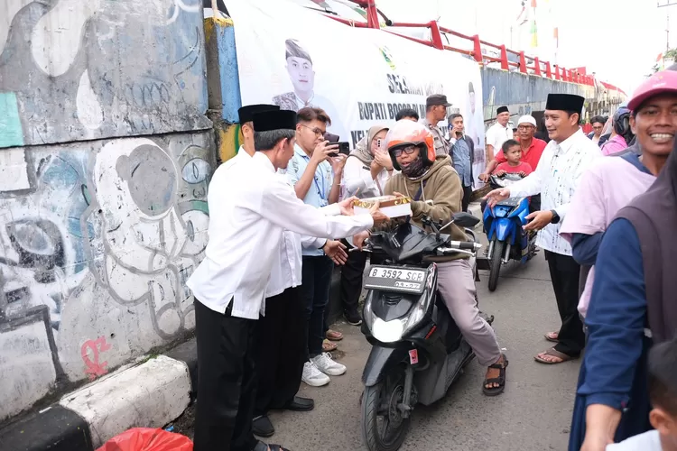 Wakil Ketua DPRD Kabupaten Bogor Agus Salim membagikan takjil di&nbsp;Cibinong, Rabu, 12 Maret 2025. (DPRD Kabupaten Bogor)