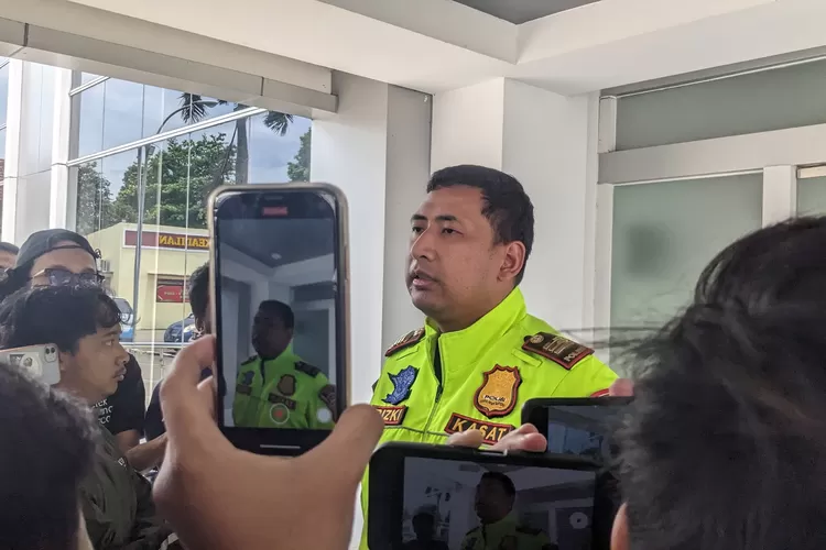 Kasat Lantas Polres Bogor AKP Rizky Guntama saat memberikan keterangan terkait insiden patwal dengan pemotor di Puncak Bogor di Polres Bogor, Sabtu, 15 Maret 2025. (Panca)