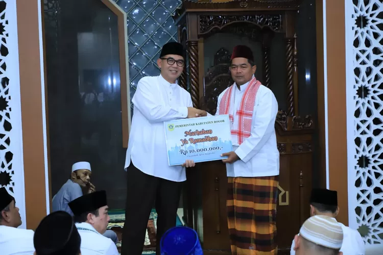 Kabupaten Bogor Ajat Rochmat Jatnika mengikuti tarawih keliling di Masjid Al Ikhlas di Desa Puspasari, Kecamatan Citeureup, Jumat, 14 Maret 2025. (Diskominfo)