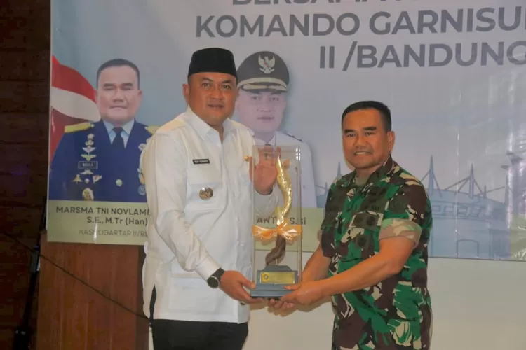 Bupati Bogor Rudy Susmanto menyambut kedatangan Kaskogartap II/Bandung, Marsma TNI Novlamirsyah, di Cibinong, Jumat, 14 Maret 2025. (Diskominfo)