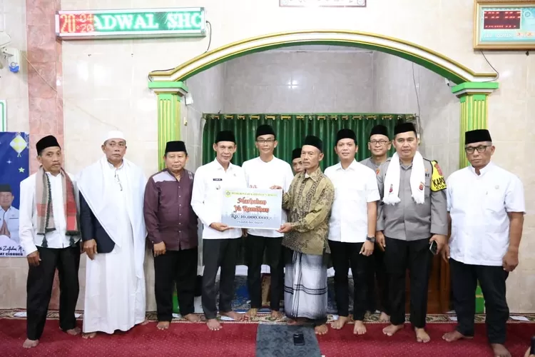 Wakil Bupati Bogor Jaro Ade saat&nbsp;Taraweh Keliling di Masjid Jami Al Hidayah Kampung Nangka, Desa Cigudeg, Kecamatan Cigudeg, Jumat, 14 Maret 2025 malam. (Diskominfo)