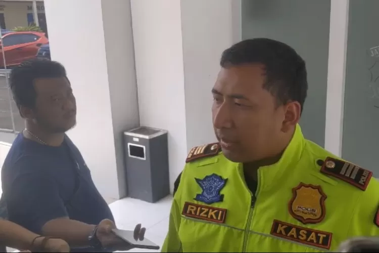 Kasat Lantas Polres Bogor AKP Rizky Guntama saat memberikan keterangan terkait insiden patwal dengan pemotor di Puncak Bogor di Polres Bogor, Sabtu, 15 Maret 2025. (Panca)