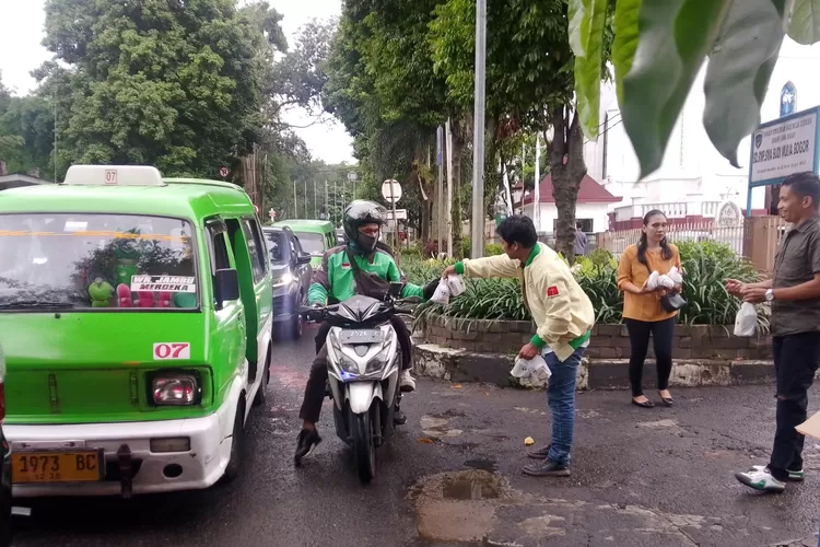 Pemuda Katolik Kota Bogor berbagi takjil&nbsp;kepada masyarakat dan pengguna jalan di sejumlah titik di Kota Bogor,&nbsp;Jumat, 14 Maret 2025. (Pemuda Katolik)