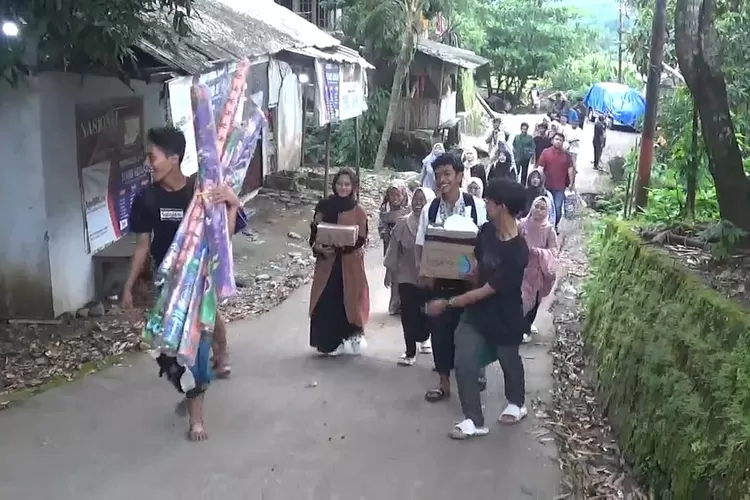 Setelah melakukan jalan kaki selama satu jam, para siswa SMK di Palabuhantaru membantu warga terisolasi di Desa Cibuntu Simpenan (ist)