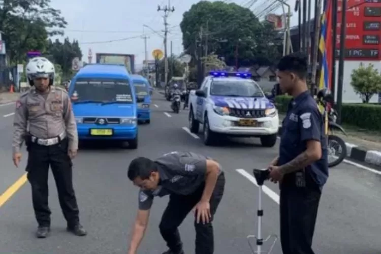 Polisi saat olah TKP kecelakaan di Desa Leuwimalang, Kecamatan Cisarua, Kabupaten Bogor. (Ist)