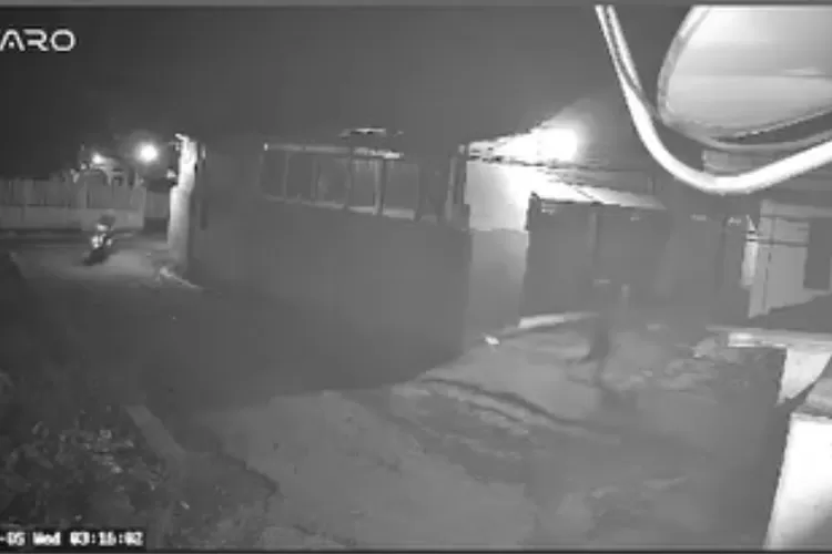 Tangkapan layar rekaman CCTV aksi penembakan warga yang sedang bangunkan sahur di Citeureup, Kabupaten Bogor. (Ist)