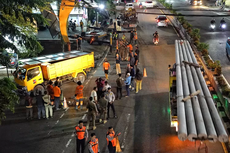 Momen penertiban reklame tak berizin yang dilakukan Pemkot Bogor. 