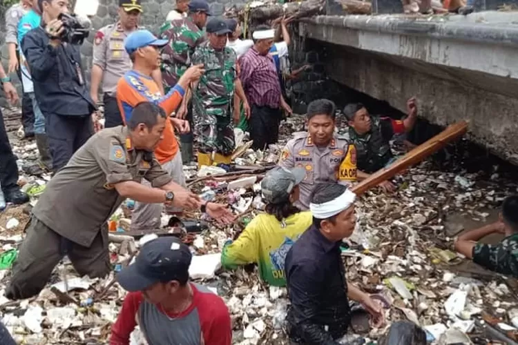 Pemerintah Kabupaten Sukabumi melalui DLH mengerahkan armada tambahan untuk ikut membersihkan sampah pasca bencana banjir (ist)