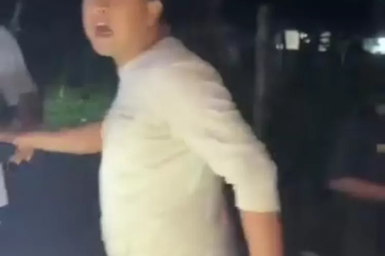 Tangkapan layar tampang pria di Citeureup, Kabupaten Bogor yang bubarkan remaja yang bangunkan sahur dengan menembakkan airsoft gun. (Tangkapan layar)