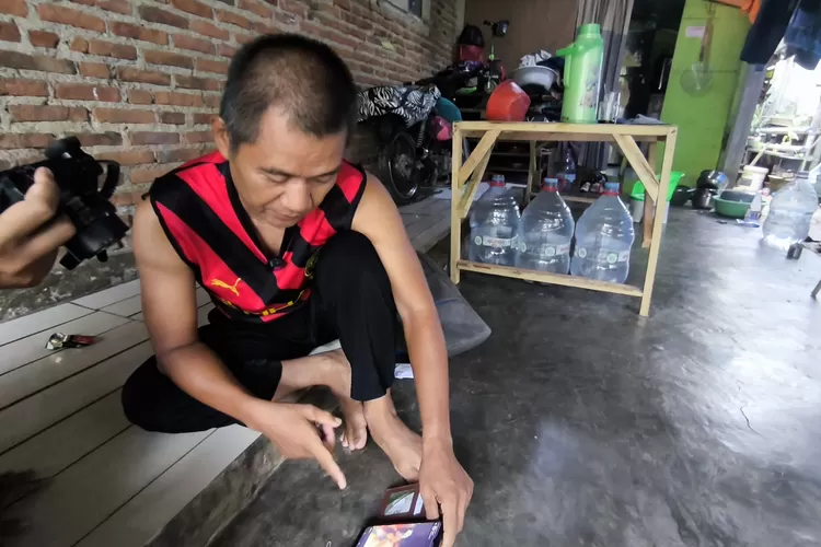 Ketua RT di Desa Tarikolot, Kecamatan Citeureup, Kabupaten Bogor, Taufik Ismail saat menunjukan video dugaan penembakan kepada remaja yang membangunkan sahur, Minggu, 16 Maret 2025. (Panca)