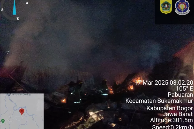 Petugas Damkar saat memadamkan kebakaran hebat peternakan ayam di Sukamakmur, Kabupaten Bogor. (Damkar Kabupaten Bogor)