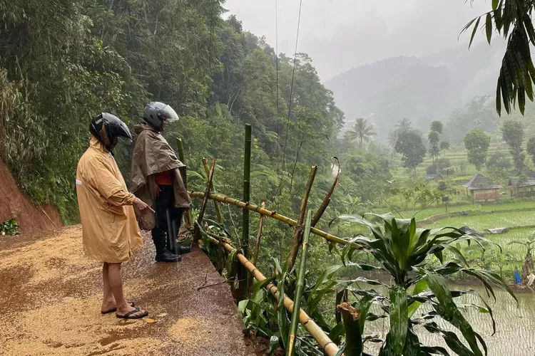 Longsor di Kampung Lengkong, Desa Pasir Buncir, Kecamatan Caringin, Kabupaten Bogor. sempat menutup akses jalan warga. (BPBD)