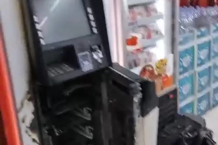 Kondisi mesin ATM di minimarket di Desa Limusnunggal, Kecamatan Cileungsi, Kabupaten Bogor yang dibobol maling. (Tangkapan layar)