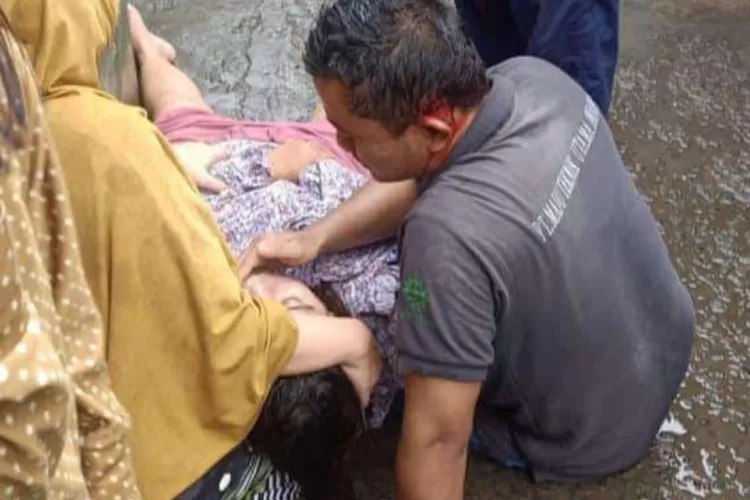 Warga Cileungsi, Kabupaten Bogor dikabarkan tersambar petir saat bermain HP. (Ist)