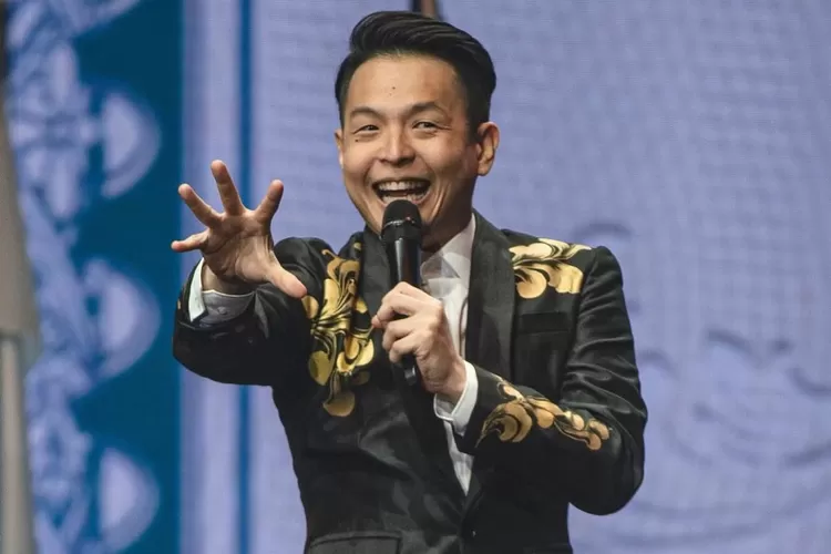 Sineas sekaligus aktor dan sutradara, Ernest Prakasa. (Instagram/@ernestprakasa)