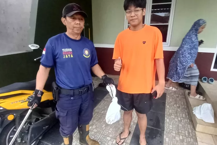 Petugas Damkar Kota Bogor berhasil mengevakuasi ular di rumah warga Yasmin, Kota Bogor. (Damkar Kota Bogor)