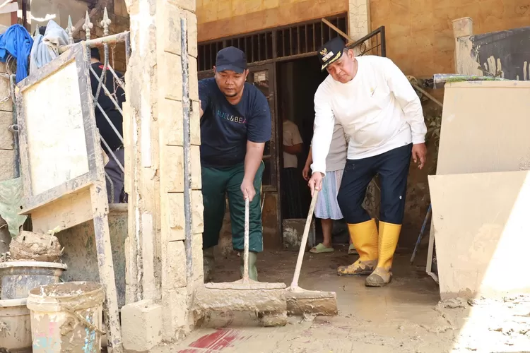 Wali Kota Bekasi Tri Adhianto mengapresiasi jajaran pegawai di Pemerintah Kota Bekasi yang gotong royong membersihkan lumpur dampak banjir (Pemkot Bekasi)