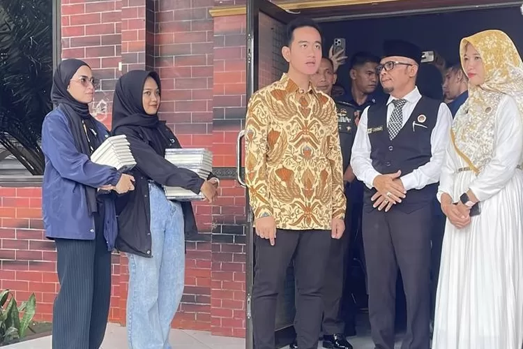 Wapres Gibran Rakabuming Raka saat mengunjungi SMAIT Almadinah di Kelurahan Karadenan, Kecamatan Cibinong, Kabupaten Bogor, Selasa, 18 Maret 2025. (Fahriza)