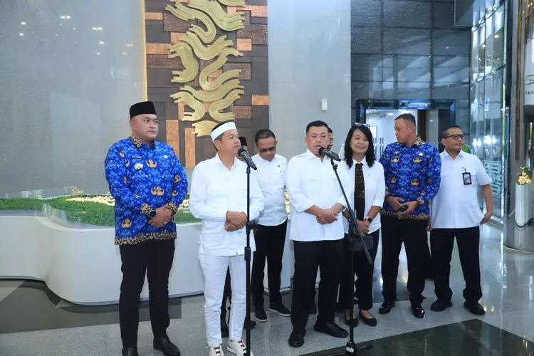 Rapat Koordinasi Tanah dan Pengendalian Banjir dengan Menteri PUPR dan Menteri ATR/BPN di Gedung Utama Kementerian PU Jakarta, Senin, 17 Maret 2025. (Diskominfo)