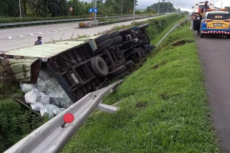 Truk tronton terguling di Tol Jagorawi, Kelurahan Katulampa, Kecamatan Bogor Timur, Kota Bogor. (Ist)