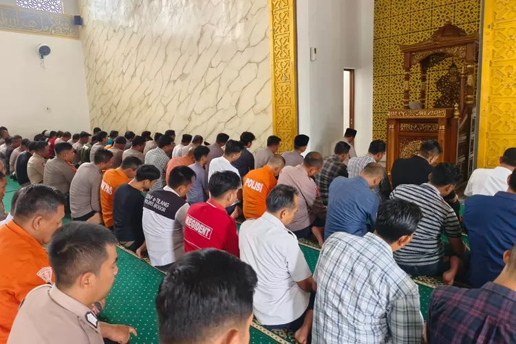 Polres Bogor menggelar Salat Gaib untuk mendoakan tiga personel Polri yang gugur di Lampung di Mako Polres Bogor, Selasa, 18 Maret 2025. (Polres Bogor)