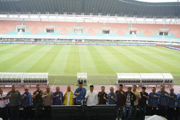 Bupati Bogor Rudy Susmanto dan jajaran saat peresmian stadion bantuan Presiden secara virtual di Stadion Pakansari, Cibinong, Kabupaten Bogor, Senin, 17 Maret 2025. (Diskominfo)