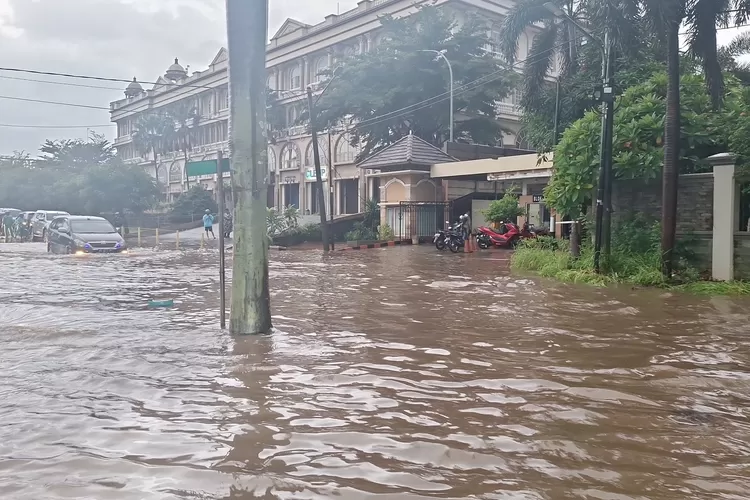 Jakarta kembali dikepung banjir hari ini. (X/ @grldrynwbnt)