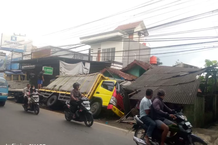 Truk hebel tabrak rumah warga di Jalan Raya Leuwiliang, Kecamatan Leuwiliang, Kabupaten Bogor, Selasa, 18 Maret 2025. (Ade)