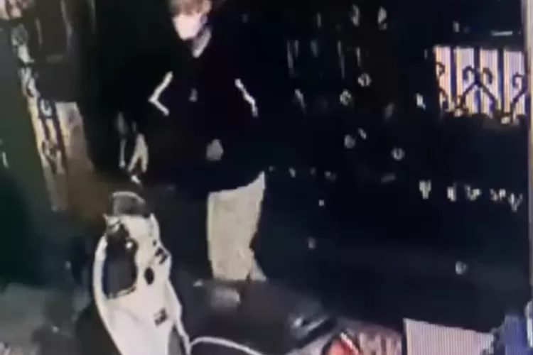 Tangkapan layar aksi curanmor di kosan di Jalan Malabar Ujung, Kelurahan Babakan, Kecamatan Bogor Tengah, Kota Bogor. (Tangkapan layar)