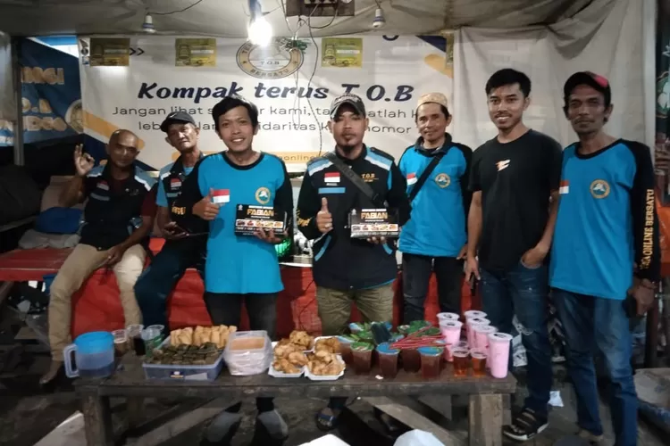 Komunitas ojol Tenda Online Bersatu atau TOB membagikan takjil di&nbsp;Batu Gede, Cilebut Barat, Kecamatan Sukaraja, Kabupaten Bogor,&nbsp;Minggu, 16 Maret 2025. (TOB)
