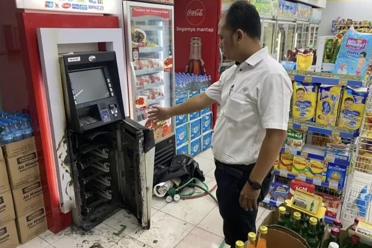 Kondisi ATM yng dibobol maling di minimarket Ceriamart di Desa Limusnunggal, Kecamatan Cileungsi, Kabupaten Bogor. (Polres Bogor)