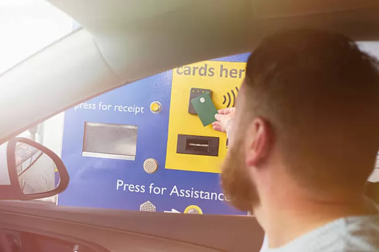 Simak selengkapnya mengenai 5 tips dan trik agar tidak kehabisan saldo e-toll saat mudik Lebaran Idul Fitri. (Getty Images : MartinPrescott)