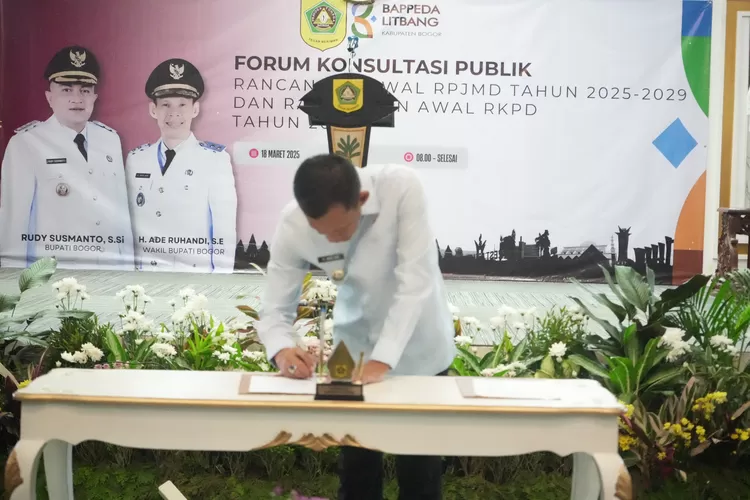 Wakil Bupati Bogor Jaro Ade saat forum konsultasi publik RPJMD tahun 2025-2029 dan RKPD tahun 2026 di Ruang Serbaguna I, Sekretariat Daerah, Cibinong, Selasa, 18 Maret 2025. (Diskominfo)