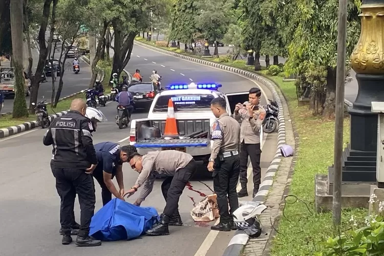 Polisi mengevakuasi korban Kecelakaan maut di Jalan Tegar Beriman, Kecamatan Cibinong, Kabupaten Bogor, Rabu, 19 Maret 2025. (Arifin - Metropolitan)