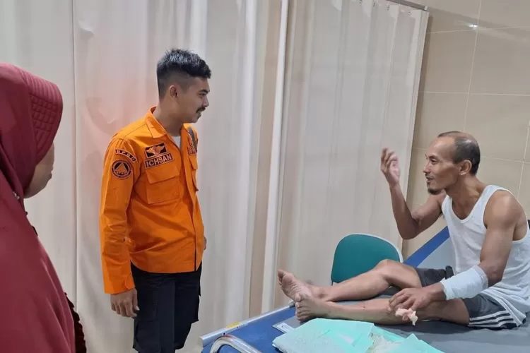 Petugas BPBD Kota Bogor mengecek kondisi korban yang tertimpa atap rumah ambruk di Semplak, Kota Bogor.  (Dok BPBD Kota Bogor)