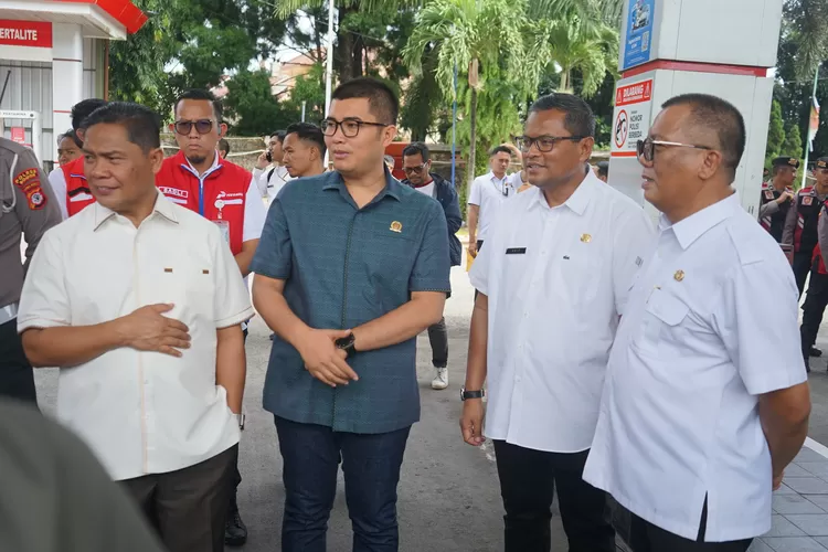 Ketua DPRD Kabupaten Bogor Sastra Winara mendampingi&nbsp;Menteri Perdagangan Budi Santoso saat konferensi pers pengungkapan&nbsp;SPBU curang di Jalan Aternatif Sentul, Sukaraja, Rabu, 19 Maret 2025. (Arifin - Metropolitan)