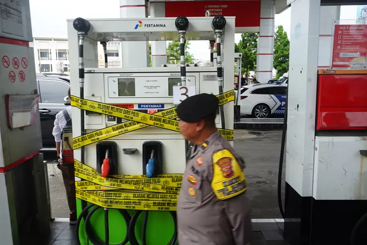 SPBU Pertamina 34.167.12 di Jalan Alternatif Sentul, Desa Cijujung, Kecamatan Sukaraja, Kabupaten Bogor disegel imbas kurangi takaran BBM, Rabu, 19 Maret 2025. (Arifin - Metropolitan)