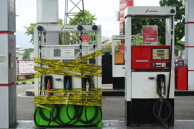 SPBU Pertamina dengan nomor 34.167.12 di Jalan Alternatif Sentul, Desa Cijujung, Kecamatan Sukaraja, Kabupaten Bogor disegel. (Arifin - Metropolitan)