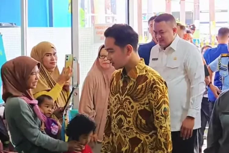 Bupati Bogor Rudy Susmanto mendampingi Wapres RI Gibran Rakabuming Raka mengunjungi Puskesmas Cibinong, Selasa, 18 Maret 2025. (Diakominfo)