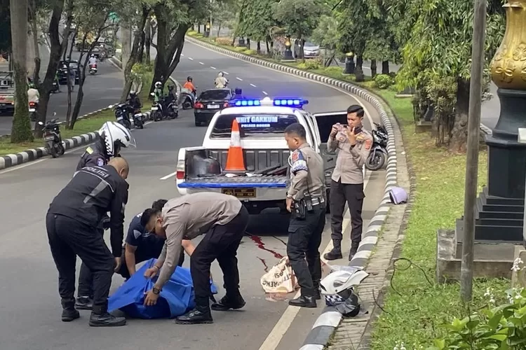 Polisi mengevakuasi korban kecelakaan di Jalan Tegar Beriman, Cibinong, Kabupaten Bogor, Rabu, 19 Maret 2025. (Arifin - Metropolitan)