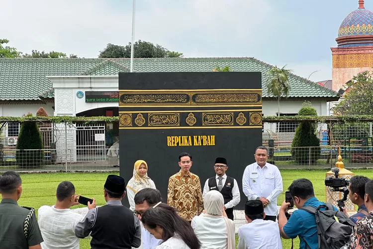 Bupati Bogor Rudy Susmanto mendampingi Wapres RI Gibran Rakabuming Raka mengunjungi&nbsp;SMAIT&nbsp;Al Madinah, Karadenan, Kecamatan Cibinong, Kabupaten Bogor, Selasa, 18 Maret 2025. (Diskominfo)
