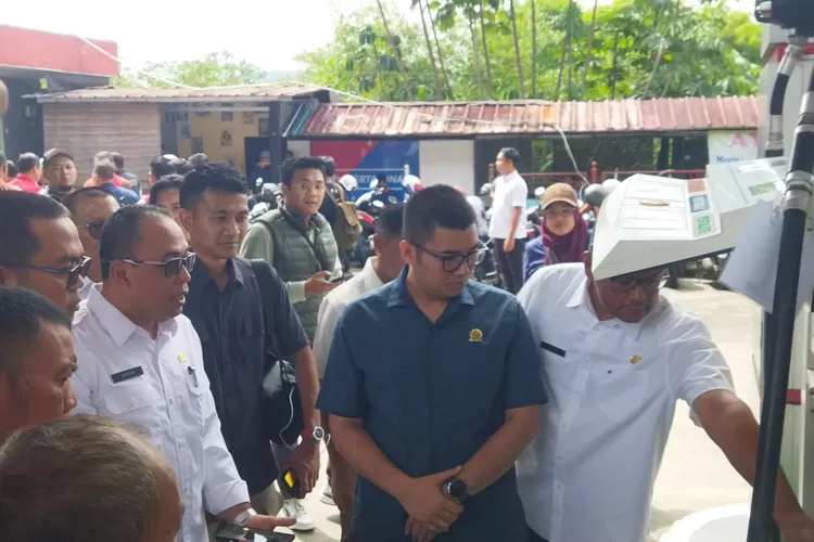 Ketua DPRD Kabupaten Bogor Sastra Winara mendampingi&nbsp;Menteri Perdagangan Budi Santoso saat konferensi pers pengungkapan&nbsp;SPBU curang di Jalan Aternatif Sentul, Sukaraja, Rabu, 19 Maret 2025. (Fahriza)